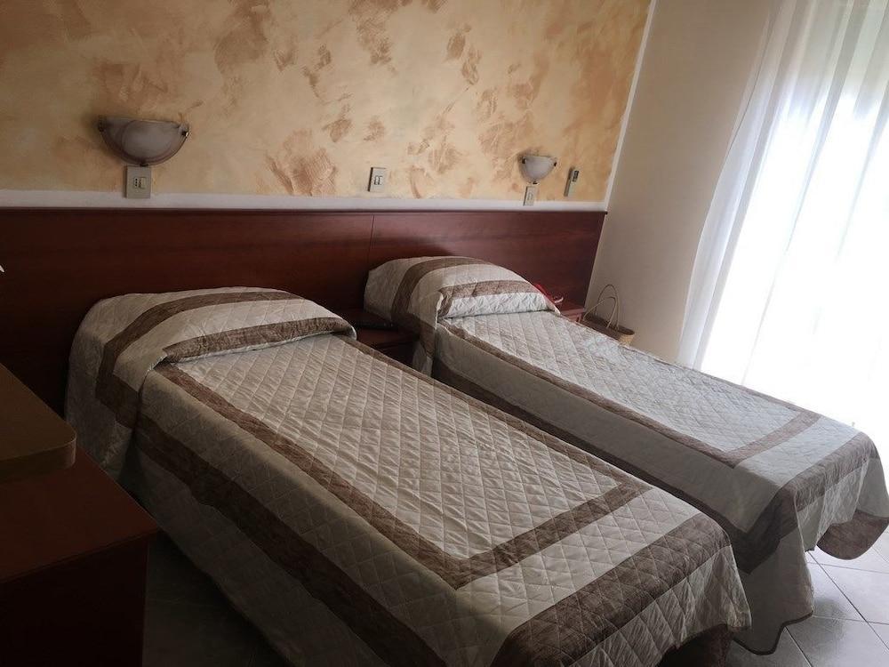 דיאנו מרינה Hotel Capri מראה חיצוני תמונה