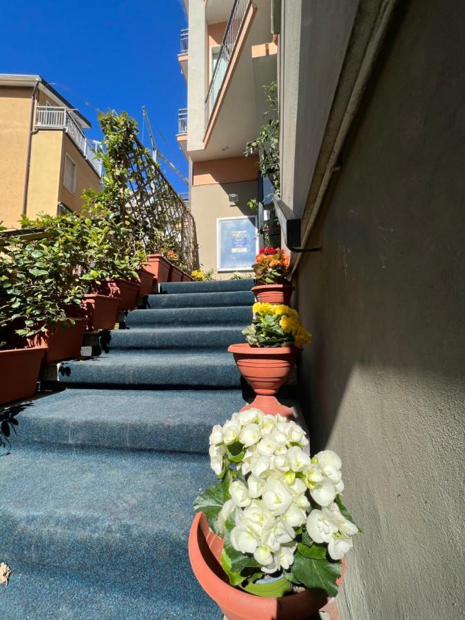 דיאנו מרינה Hotel Capri מראה חיצוני תמונה