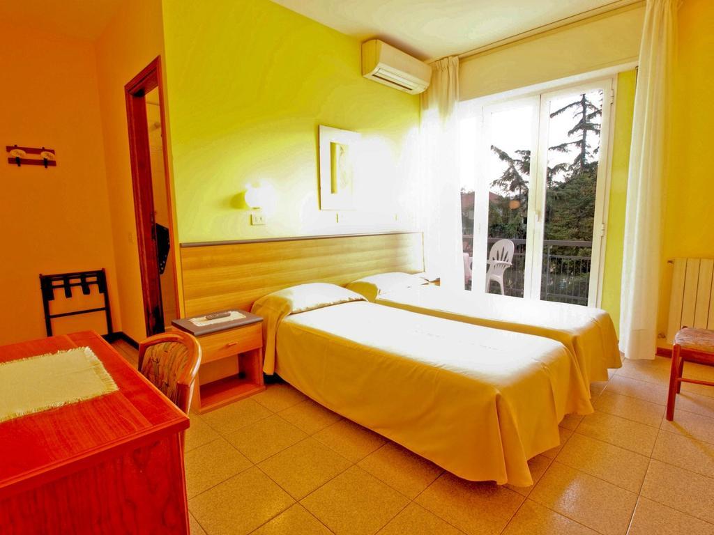 דיאנו מרינה Hotel Capri מראה חיצוני תמונה